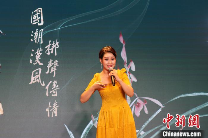 曲艺茶馆内一名演员正在表演。吴家驹 摄