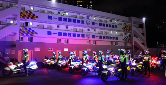 深圳市公安局交警支队机训大队集结20名铁骑上路巡逻