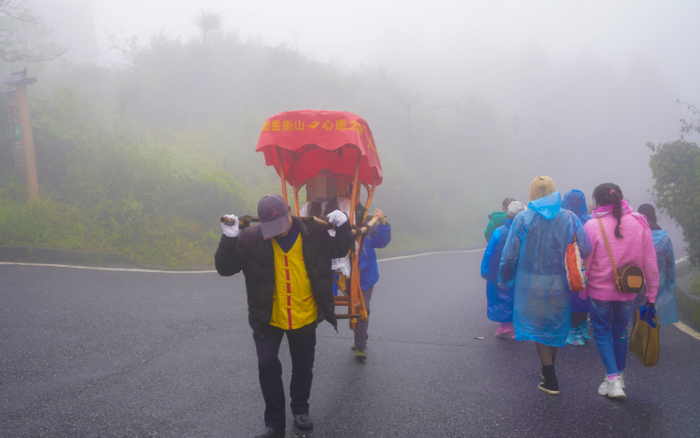 ▲2021年10月17日，雨后的衡山雾气朦胧，游客体验坐轿子上山。图/IC photo