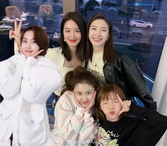 几位演员戏外相聚，因故没来的张佳宁（左一）也被P在了合影上。