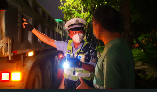 南山交警在沙河西路宝深路口查获违法货车司机