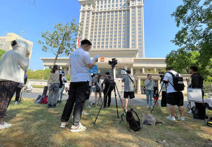 　　↑8月18日，备受关注的劳荣枝故意杀人、抢劫、绑架案二审在江西省高级人民法院开庭审理，当日18时许，该案首日庭审结束。图为法院前聚集了多家媒体记者 图据IC&nbsp;Photo