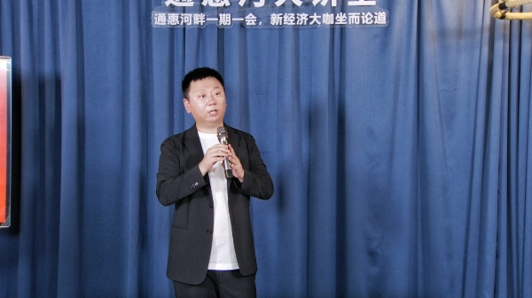 　　海嘉传媒董事长兼总裁李伟民在授课