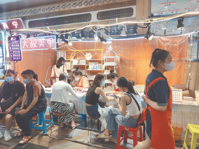     夜市美甲成为新潮流。本报记者 贾泓 摄