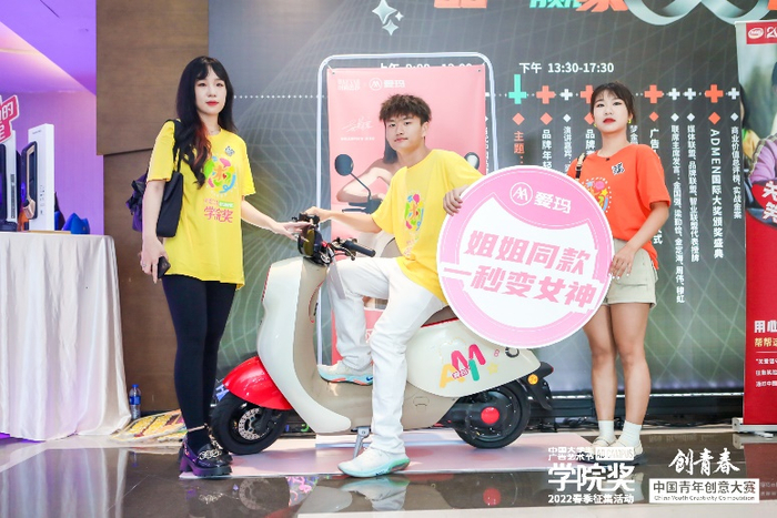 　　同学们纷纷与“晴天”合影打卡