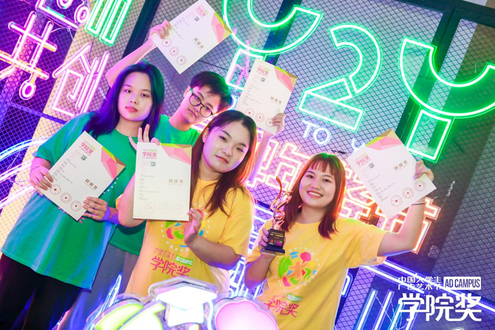 　　△学子们开心地展示获奖证书和奖杯△