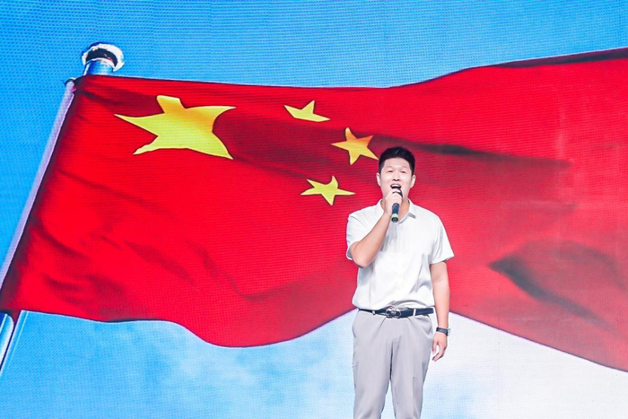 　　苑增霖演唱《我的祖国》