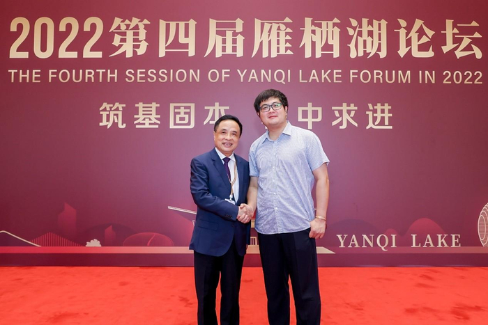 　　“鸿雁奖”获得者彭苏萍院士和沈寓实博士合影