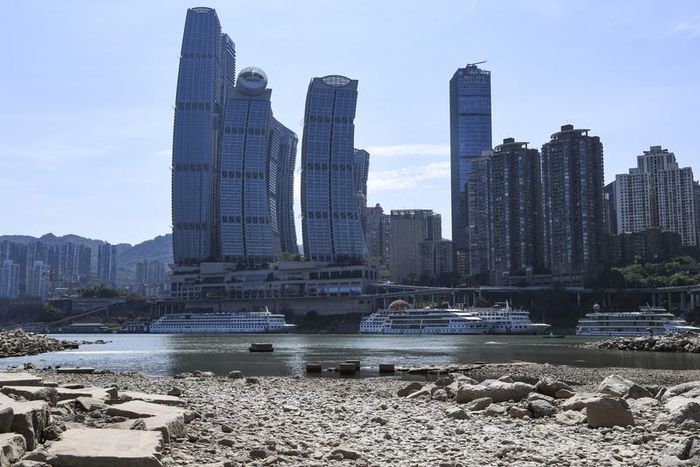 ▲近期，流经重庆主城区的嘉陵江的水位明显降低，一些本来淹没在水中的滩涂裸露出来。图/新华社
