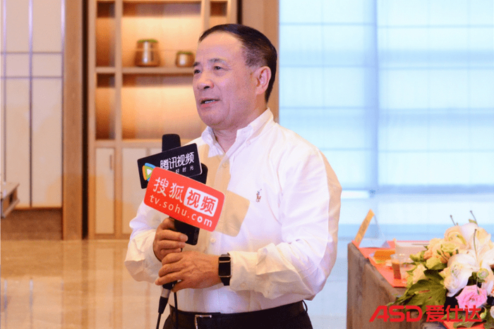 　　爱仕达股份有限公司董事长陈合林接受媒体采访