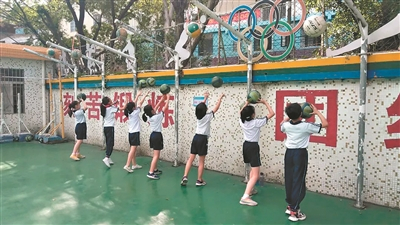 同学们在对墙练习排球基本功。（资料图片）