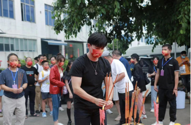 　　甄子琦在《深城树下》开机现场