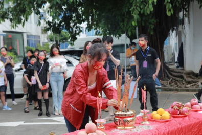 　　辛雨锡在《深城树下》开机现场