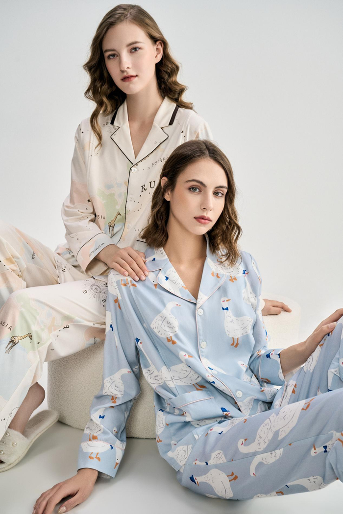 　　嫚熙法国设计师联名限量款环球旅行月子服和大鹅月子服　　