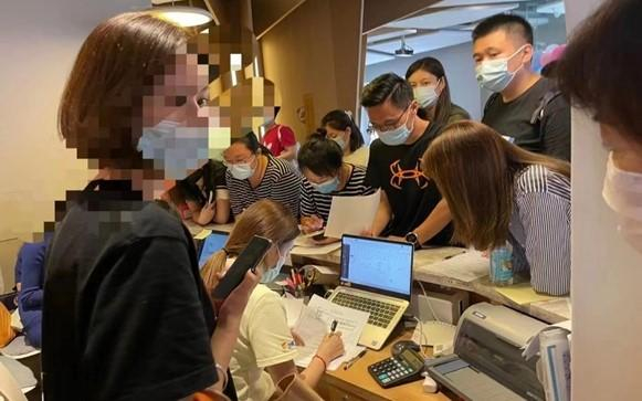 维权家长们在七田真蓝色港湾店登记信息。 受访者供图
