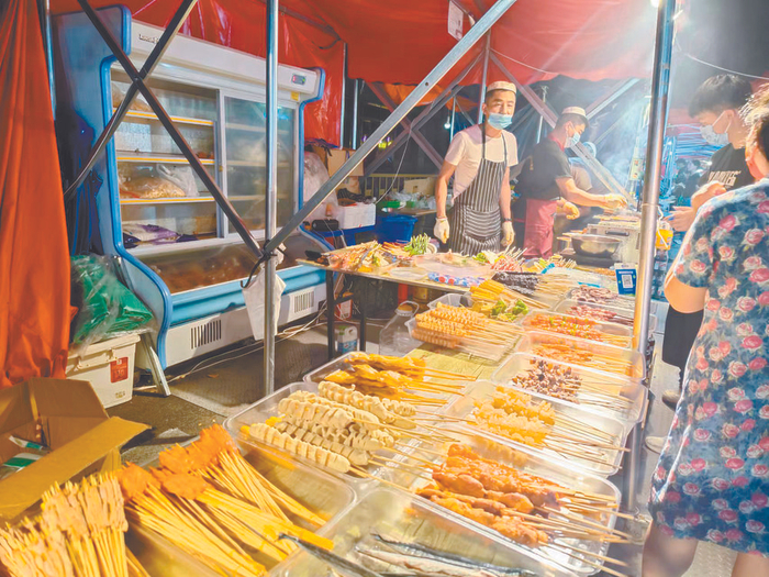 水井巷夜市的特色美食。本报记者 倪晓颖 摄