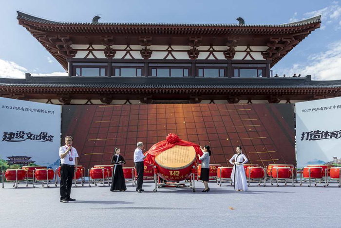 宣布开赛。罗大庆摄