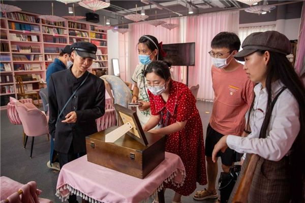 　　玩家换装后在NPC的提示下寻找线索。