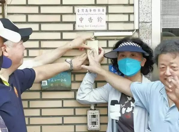 钟琴前往台高等检察署控告蔡英文“外患罪” 图源：台湾《联合报》