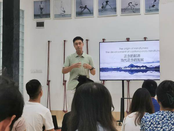 　　图/广州正念健康产业有限公司总经理 何权津 做企业内训