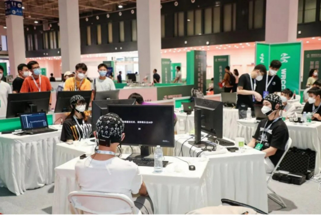 　　2022世界机器人大赛-BCI脑控机器人大赛总决赛现场