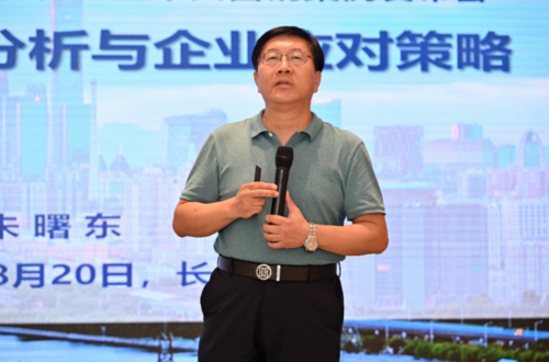 　　▲中国房地产业营销协会会长、北京幸福国康集团董事局主席朱曙东