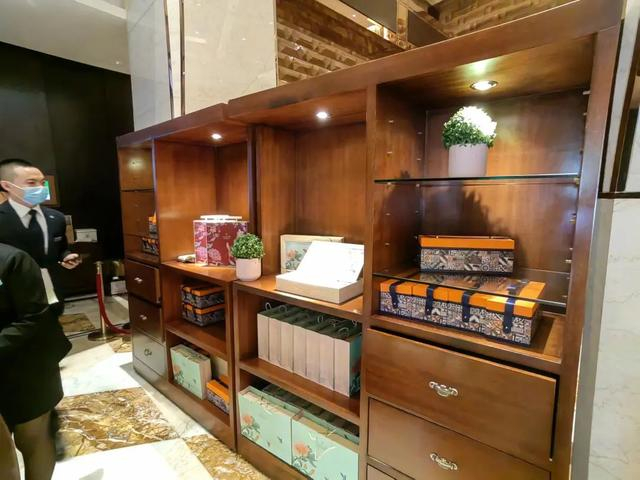 ▲西安赛瑞喜来登大酒店一楼月饼展台。徐文智/摄