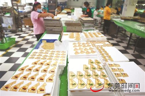 东莞玮光公司获得2022FIFA世界杯足球赛官方商品全球经销、制造、授权资格。图为该公司生产车间 记者 陈栋 摄