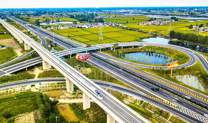 连淮扬镇铁路和京沪高速并行 张卓君 摄