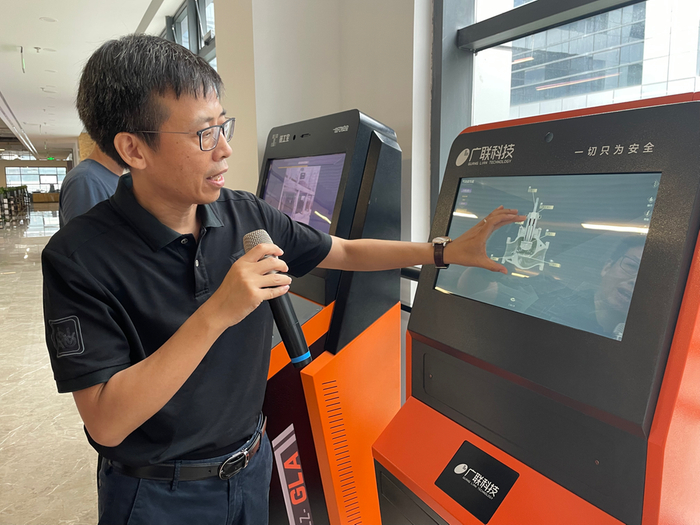 广联科技负责人陈浩演示线上链工宝app模拟考试。记者 胡效榕 摄