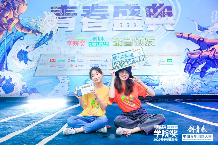 　　图8-图9： 学生打卡连花清瘟品牌展示专区