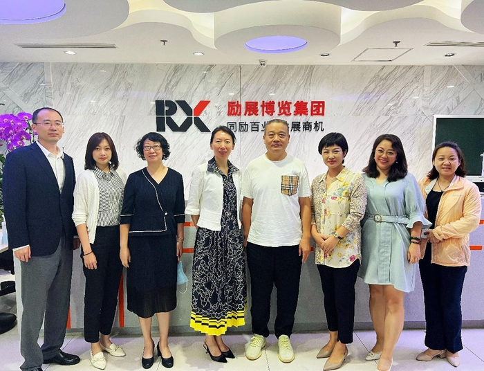 　　左四为励展博览集团张燕杰副总裁，右四为中国交通运输协会姜锐刚副会长