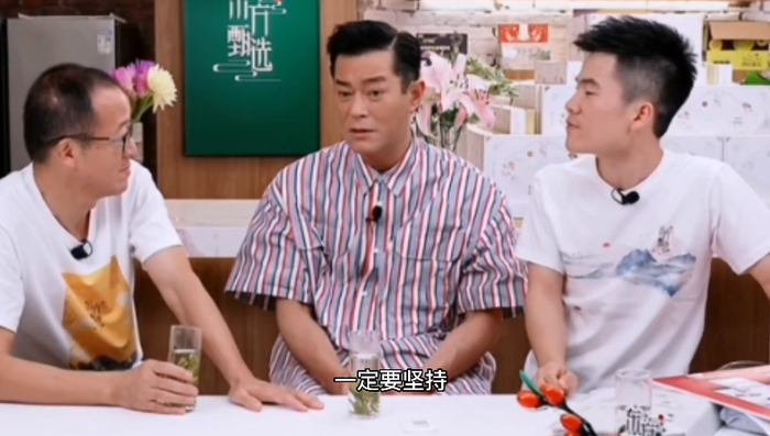 古天乐（中）做客东方甄选直播间 图/视频截图