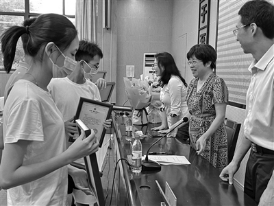     基金捐赠人孟晨和校领导、校友为学子颁奖。