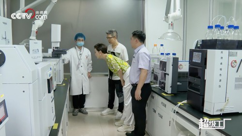 　　朱广权与常婷探访卫龙中央检测中心