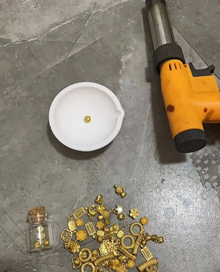 ▲&nbsp;小熊第一次在家尝试熔金。图 /&nbsp;受访者提供