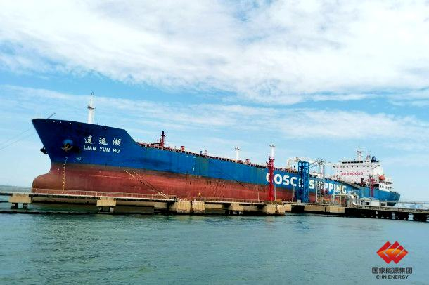 图为“连运湖”轮正在进行接卸作业