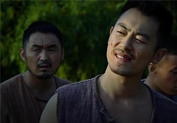 　　朱亚文在《红高粱》中饰演余占鳌