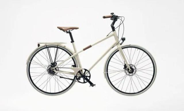 爱马仕曾推出过纯手工打造的超轻碳纤维自行车