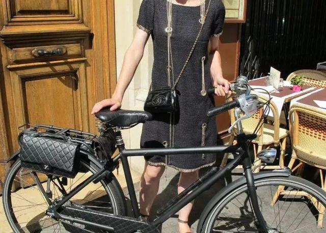 　　香奈儿纯手工制作的全黑色自行车