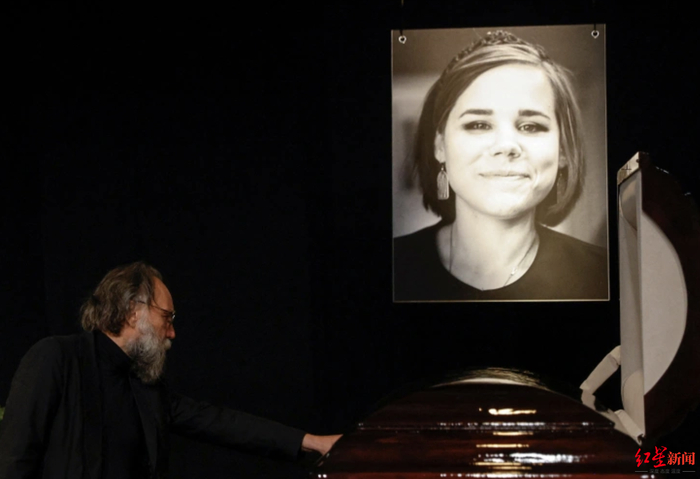 ↑俄知名社会学家杜金之女杜金娜在汽车爆炸案中身亡