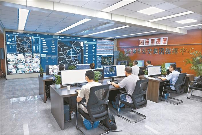 日前，由深圳企业提供的“喀什综合交通智能管理系统”正式上线。图为喀什城市公交集团指挥中心。