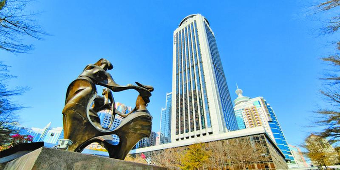 ▲众多直指苍穹的高楼旁，国贸大厦依然静静地伫立在罗湖，看不出埋藏着怎么样波澜壮阔的过往。