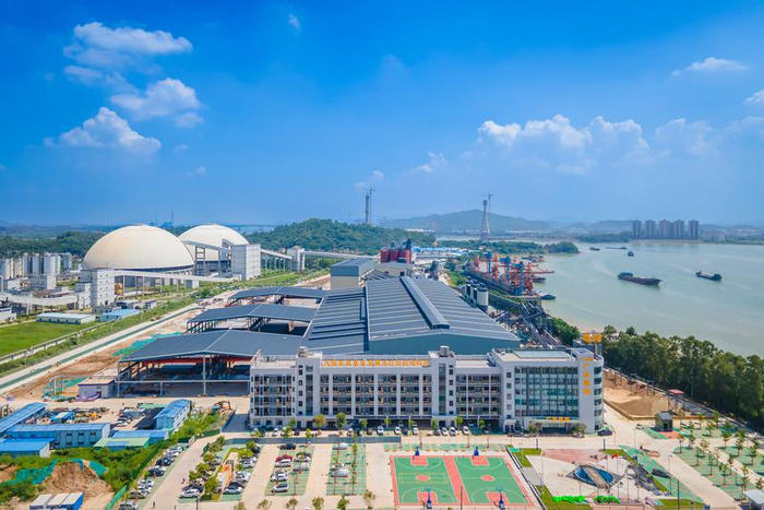 白坭镇做实企业服务，助力粤构新型建材以最高效率、最优效能进军市场。图为粤构新型建材外立面。