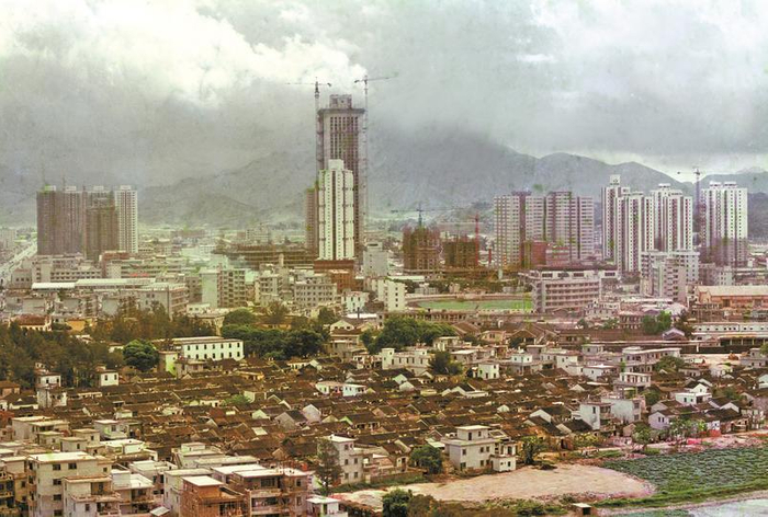 ▲建设中的国贸周边多是些低矮的居民楼。