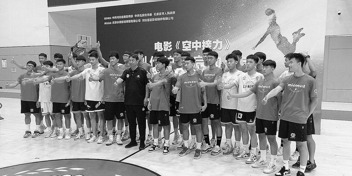 　　■二中男子篮球队合影。