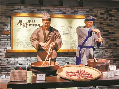 传承非遗文化，讲好厚街故事。图为厚街鑫源食品文化博物馆展示厅里的雕像。