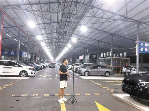 　　不见看车买车的人，只见手持手机支架来回踱步的销售人员