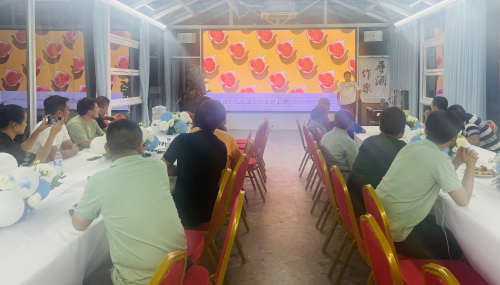 　　陈宁指导村民种植无花果