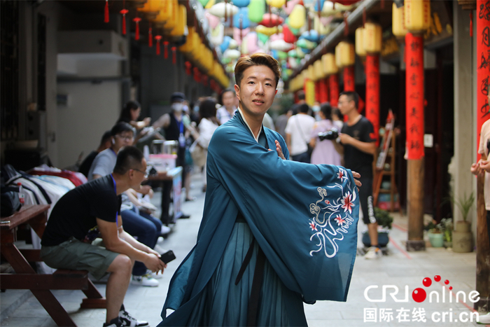 身着古装的韩国视频博主金峻范摄影黄正恒